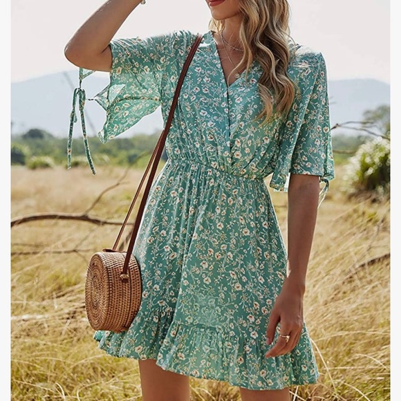 Dresses & Skirts - Floral V-neck Dress